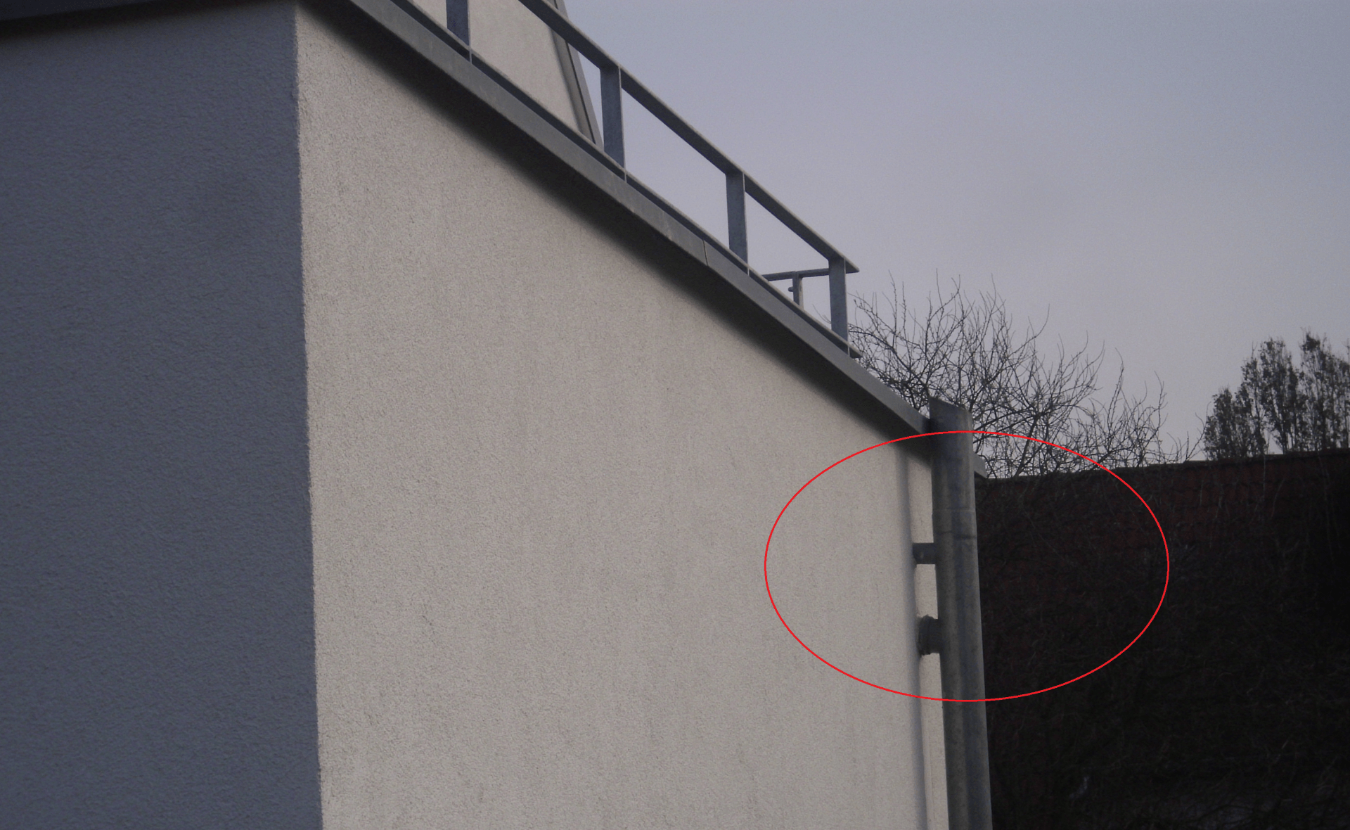 Haupt- und Notentwässerung an einem Fallrohr! Fehlerhaft ausgeführte Dachentwässerung