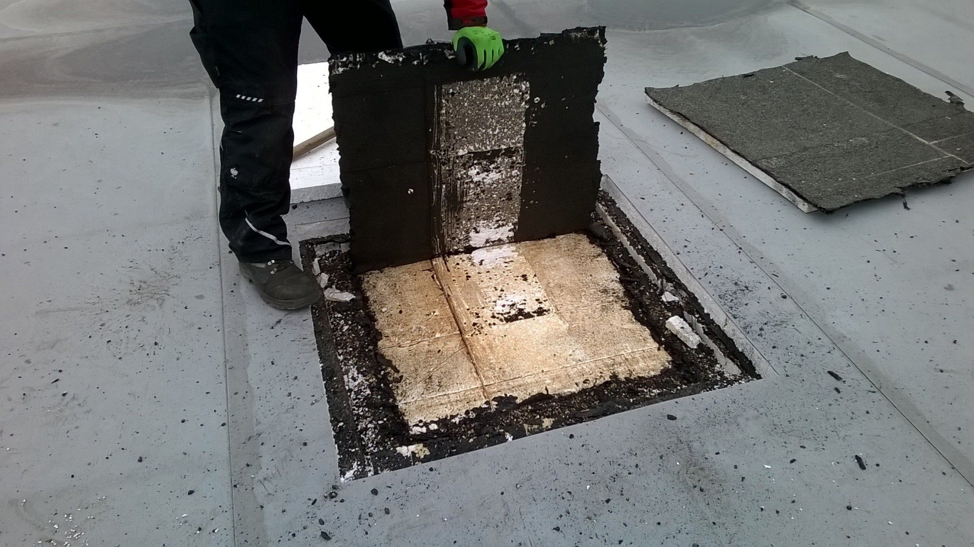 nicht ausreichende Klebung zum Untergrund Unzureichend verklebter Dachaufbau