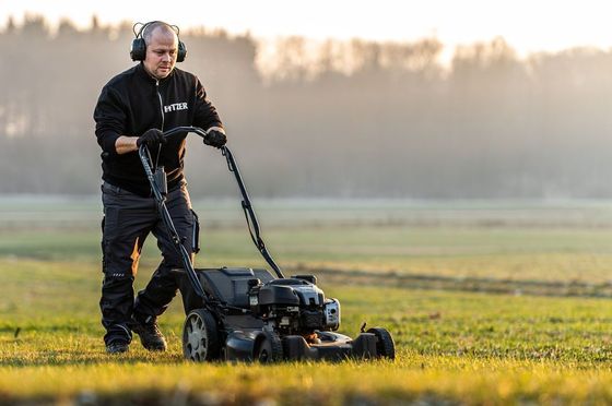Christian Hitzer bei der Gartenpflege Inhaber Christian Hitzer bei der Gartenpflege, beim Rasenmähen