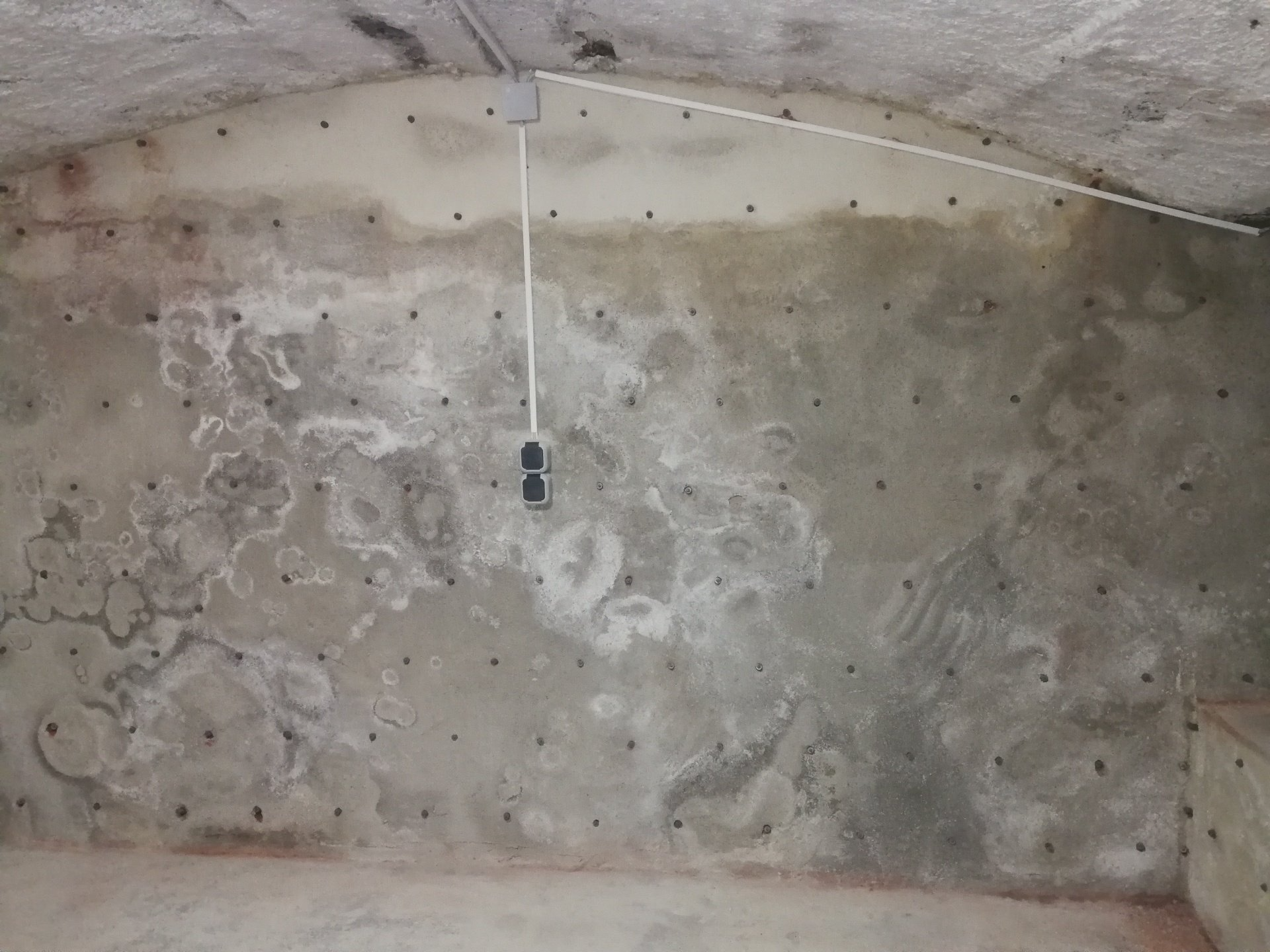 Querdurchfeuchtung im teilunterkellerten Bereich