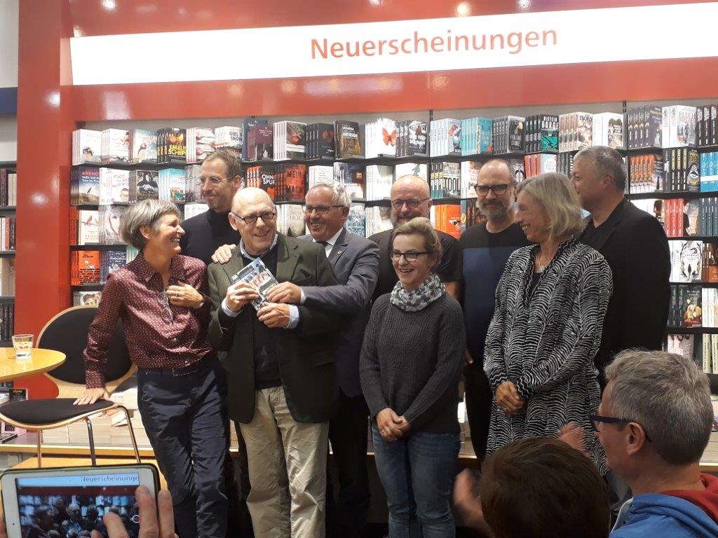 Die Autor*innen und Herausgeber*in am Ende der Buchpräsentation in der gut besuchten Buchhandlung Pustet am 17.10.2018 Die Autor*innen und Herausgeber*in am Ende der Buchpräsentation in der gut besuchten Buchhandlung Pustet am 17.10.2018