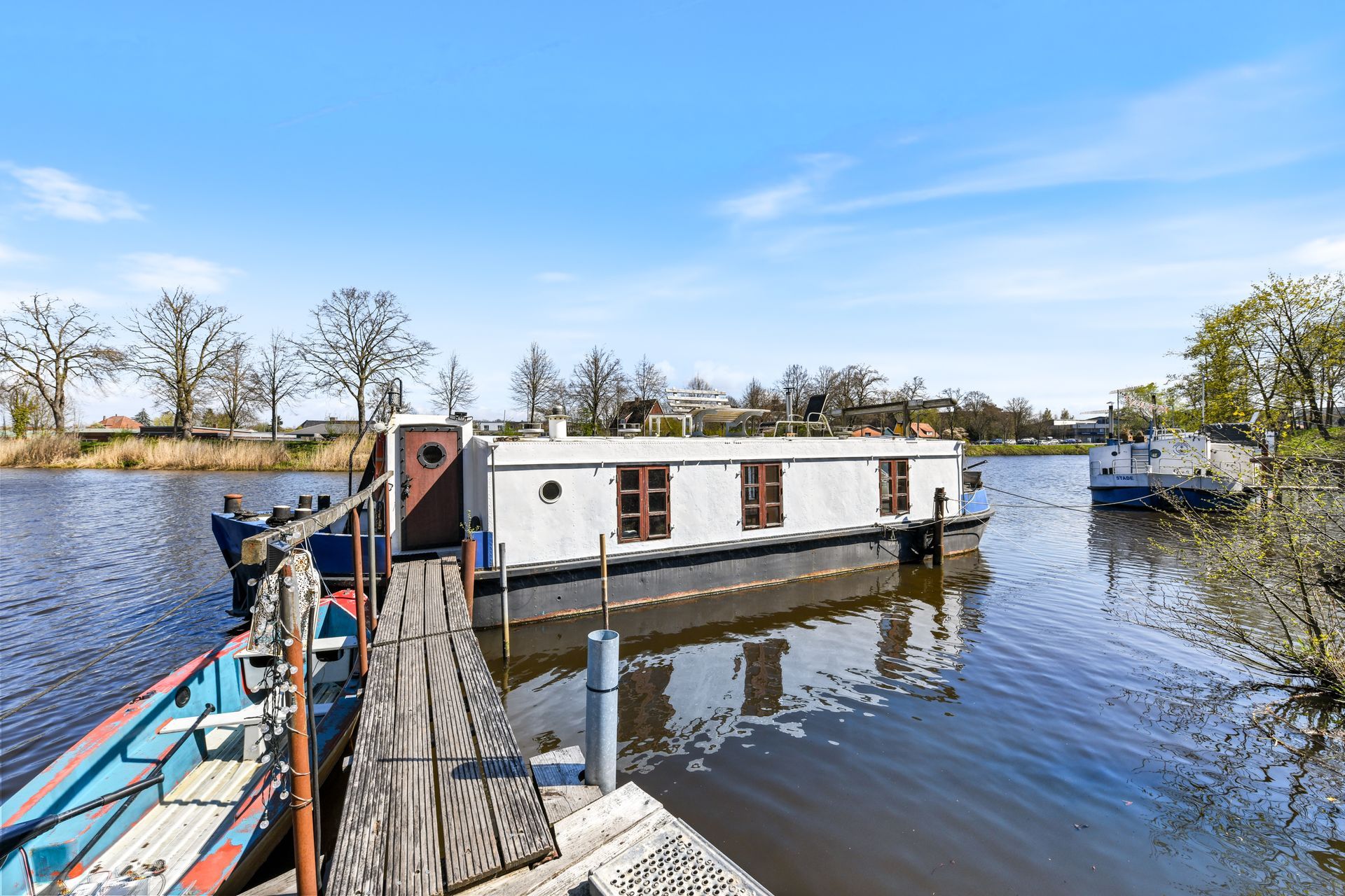 Marta Anna Schmidt Immobilien vermarktet dieses schöne Hausboot