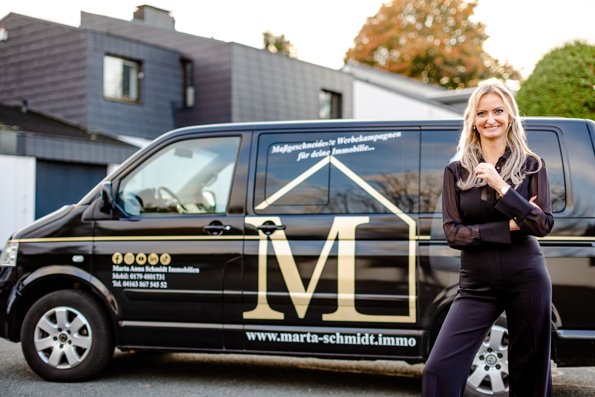 Marta Anna Schmidt vor dem Marta Mobil