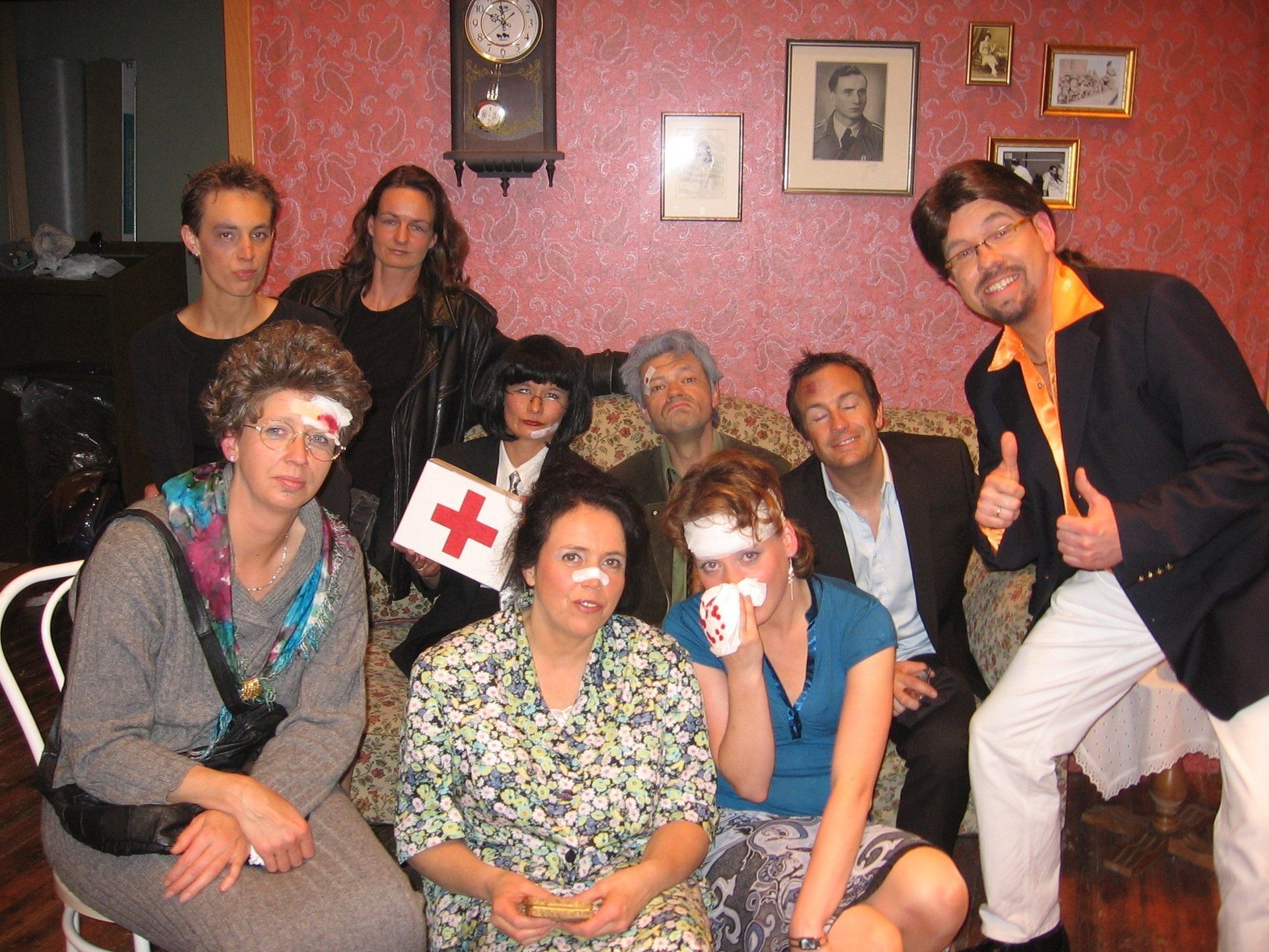 2007: Eine Leiche und viele Verletzte. Konnex-Theater beweist: Erben ist nicht leicht Erben ist nicht leicht - Das Konnex-Theater 2007