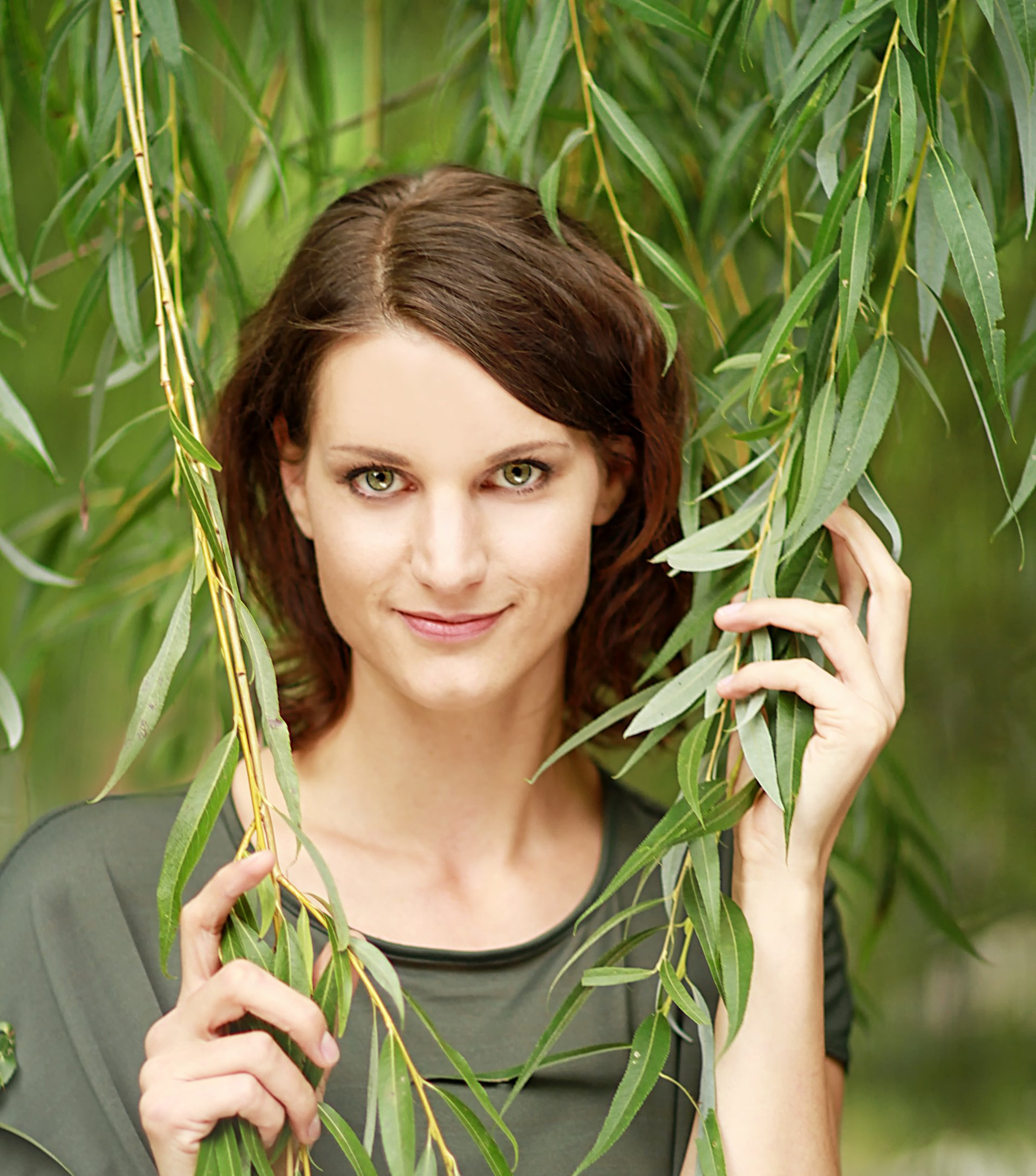 VeraMaria, Vera Maria Huber, Porträt in der Natur, Trauerweide. Naturkosmetikerin