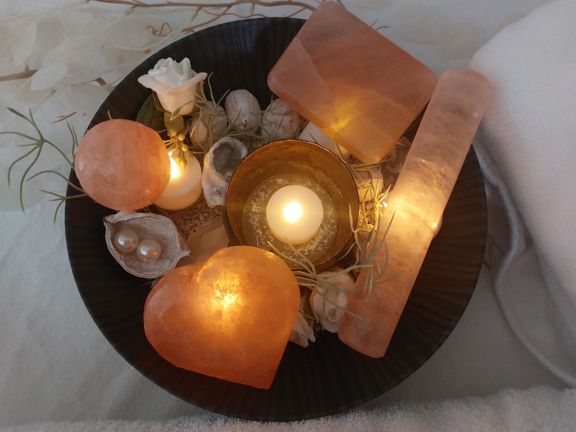 Salzsteine Massagesteine in einer Schale mit Kerze , Salzsteinmassage