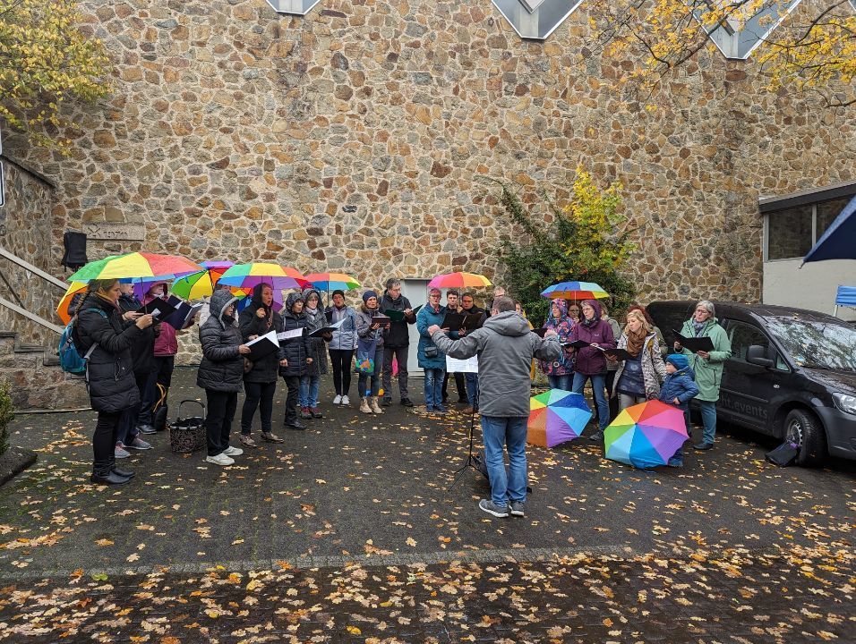 Singing in the rain! Zur Markt-Eröffnung gaben die GoSpirits alles.