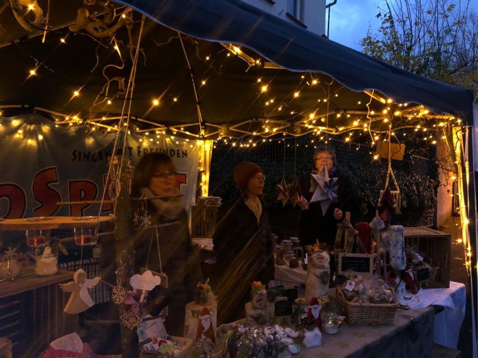 Unser liebevoll dekorierter Stand, mit all den tollen Dingen und Menschen.