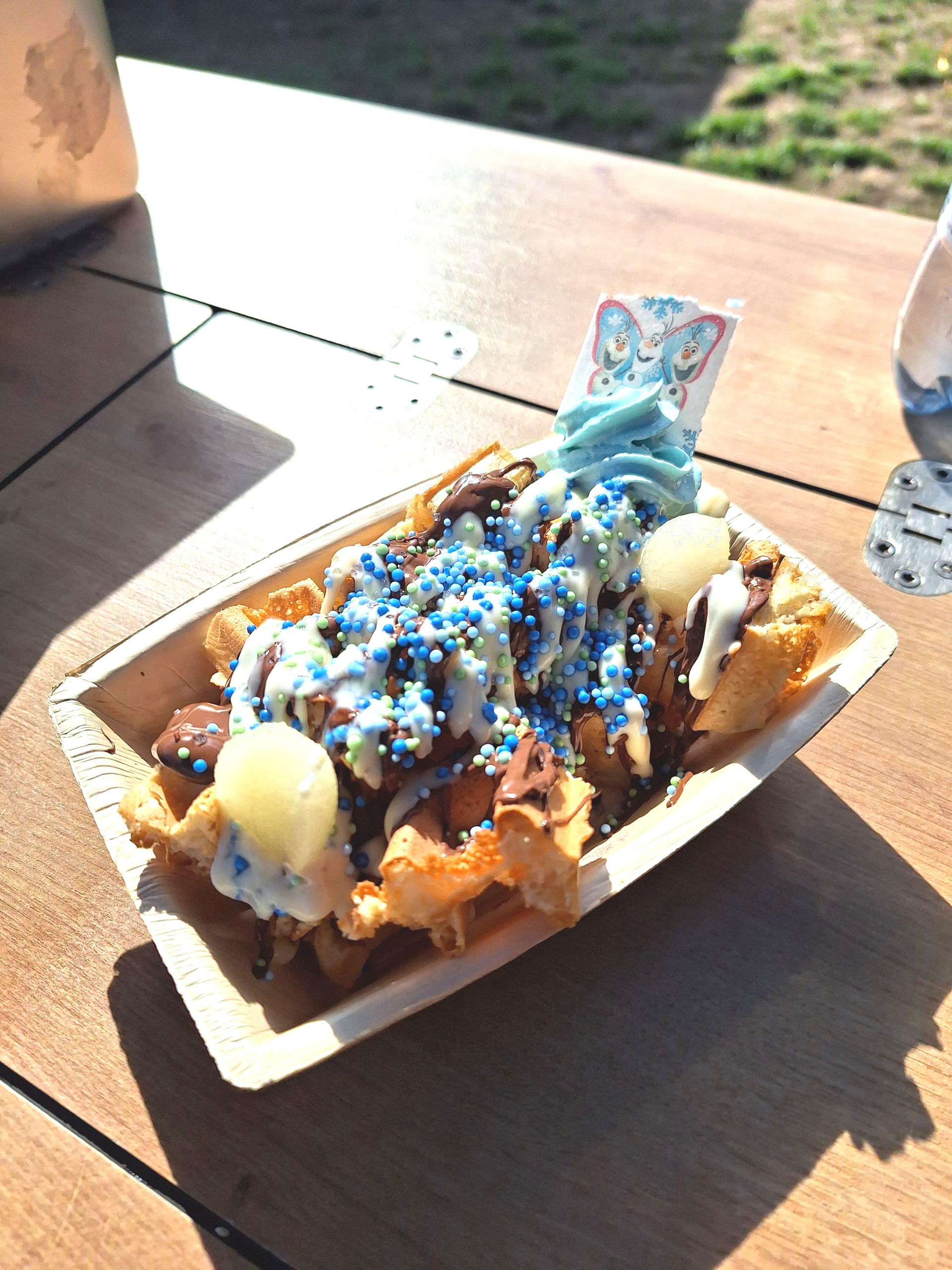 Leckere belgische Waffel in perfekten Häppchen geschnitten