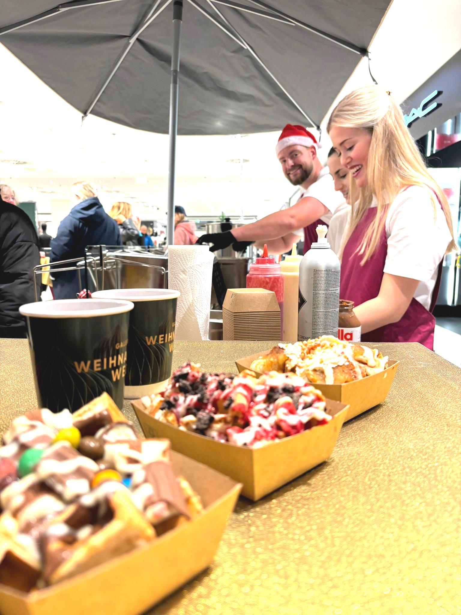 Team mit Spaß beim Waffel-Catering auf Weihnachtsfeier