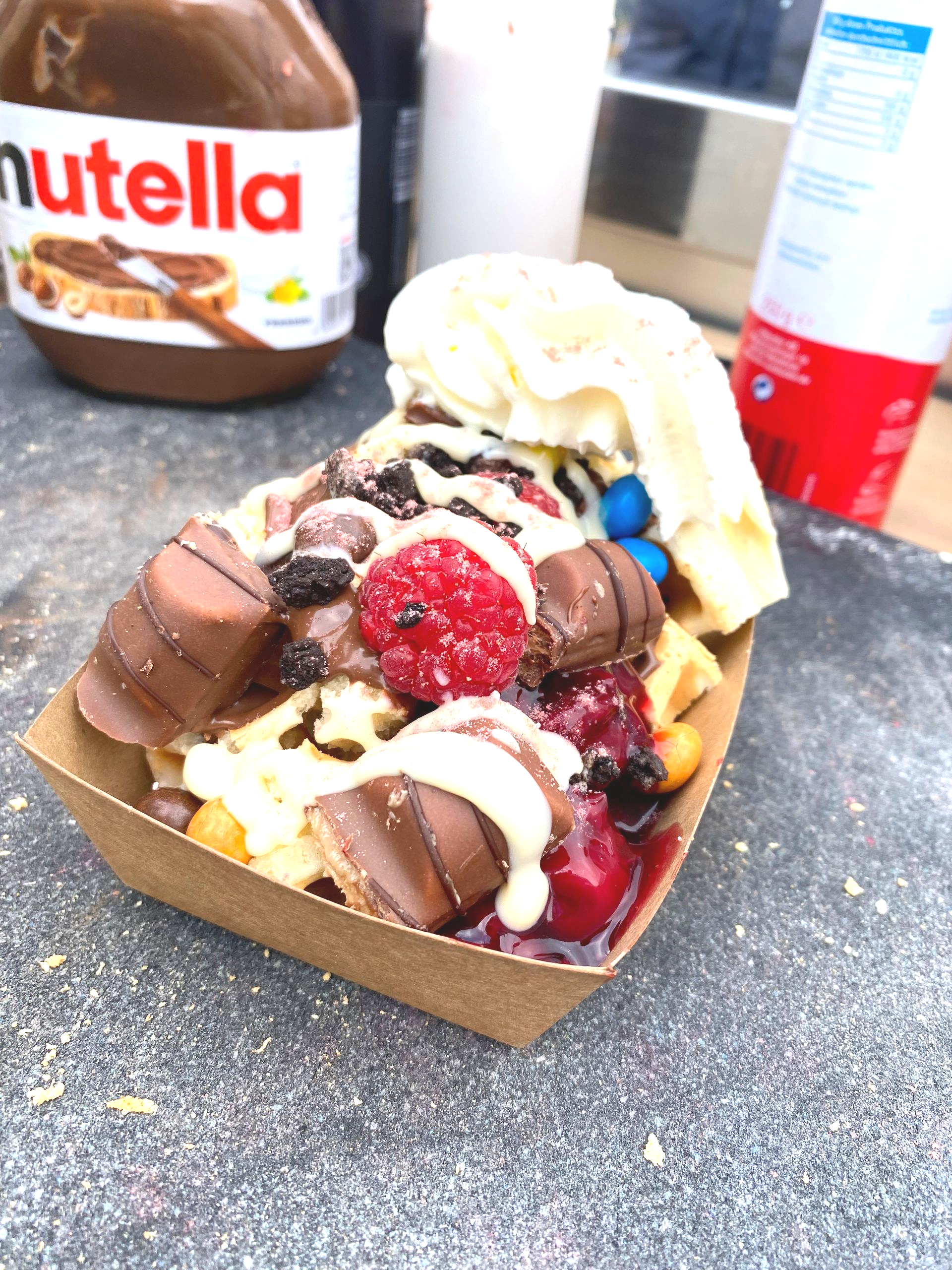 Leckere belgische Waffel mit frischen Früchten und Nutella