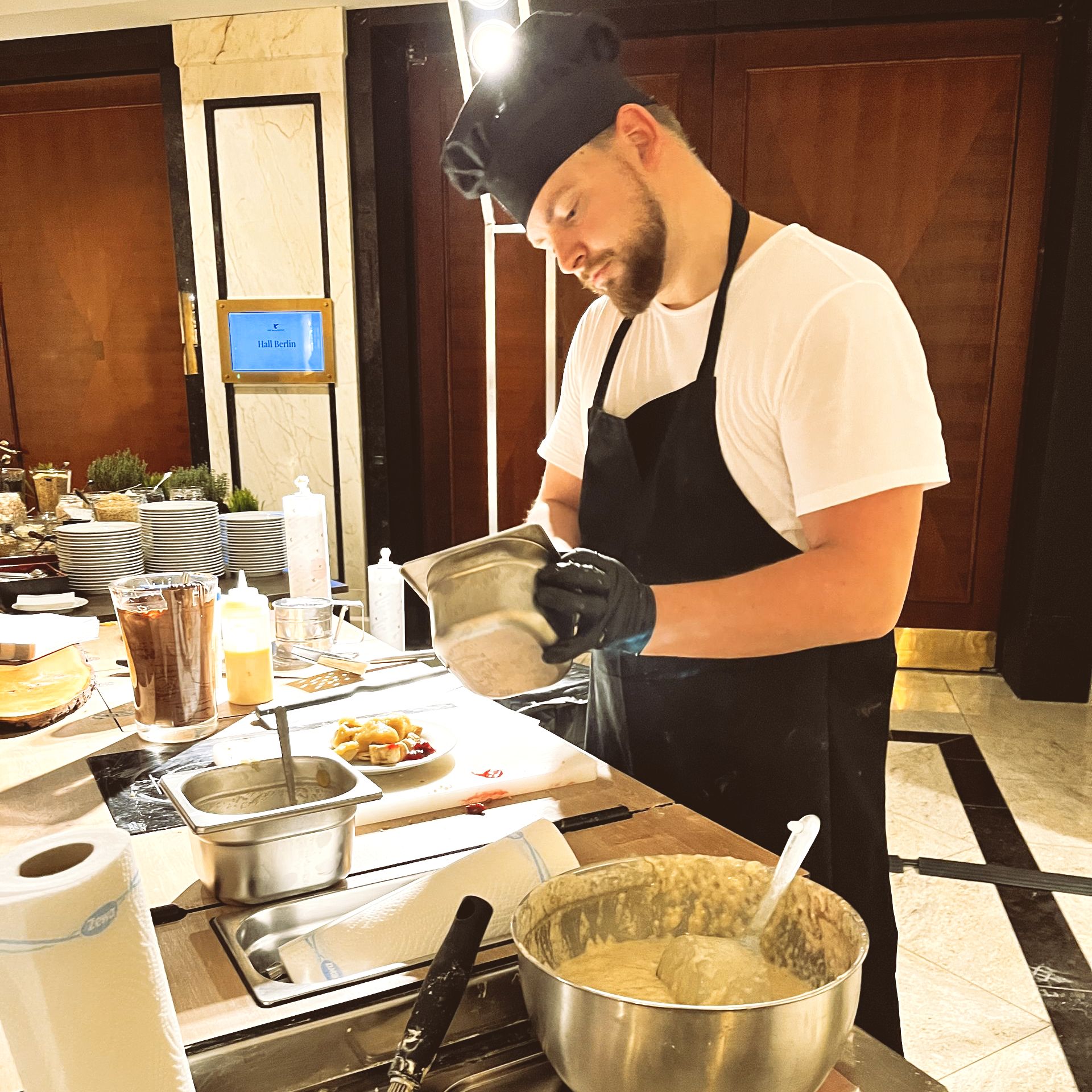 Voller Fokus und viel Liebe beim Waffel-Catering für eine Firmenfeier