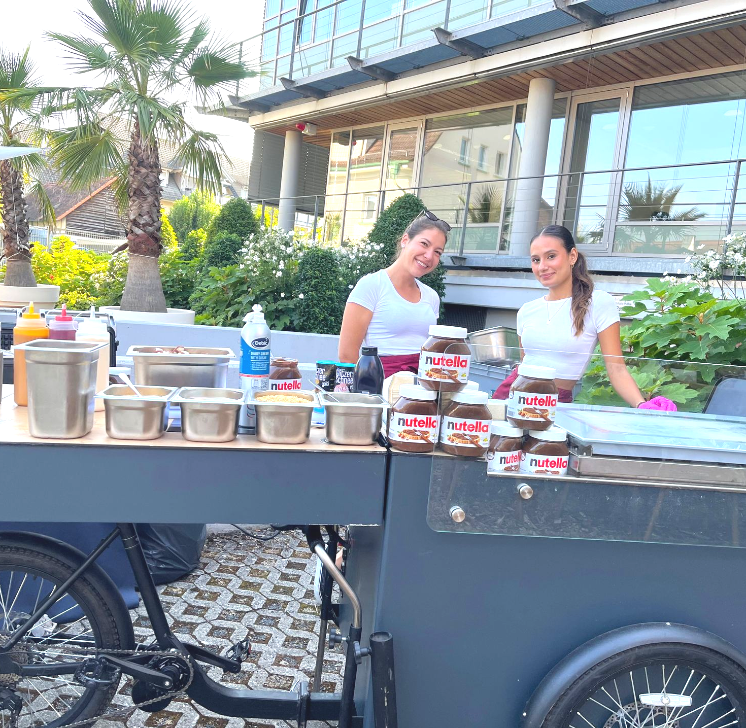 Junges und dynamisches Team bereitet liebevoll belgische Waffeln für Firmenfeier zu