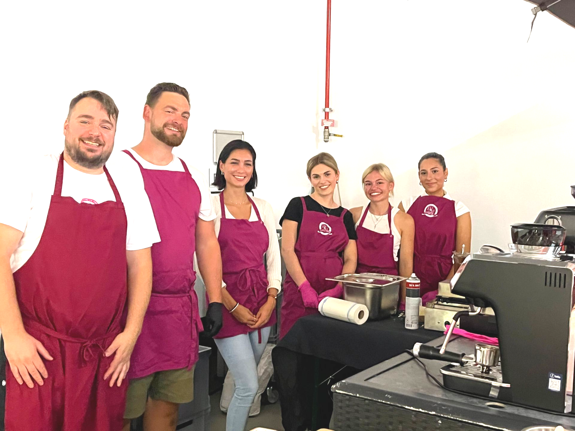 Unser junges und engagiertes Team beim Waffel-Catering für einen Messe-Stand