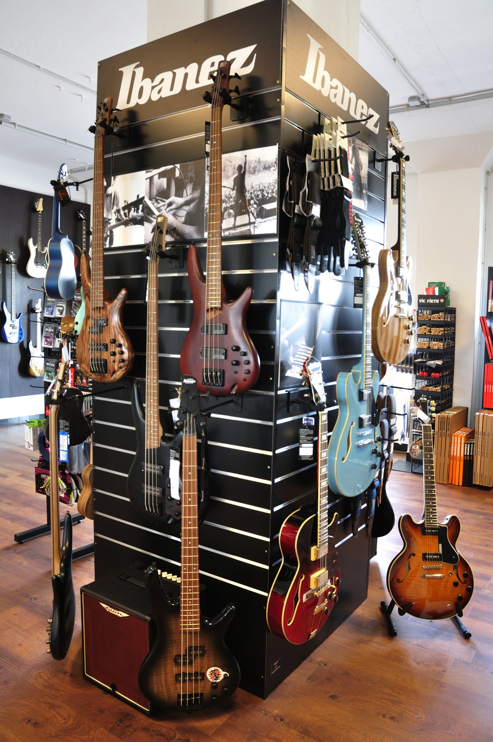 Ibanez, FGN, LAG, Ortega, Gretsch, Guild, Duesenberg, Yamaha u.v.m. Ein Pfeiler im Verkaufsraum an dem E-Gitarren und E-Bässe präsentiert sind.