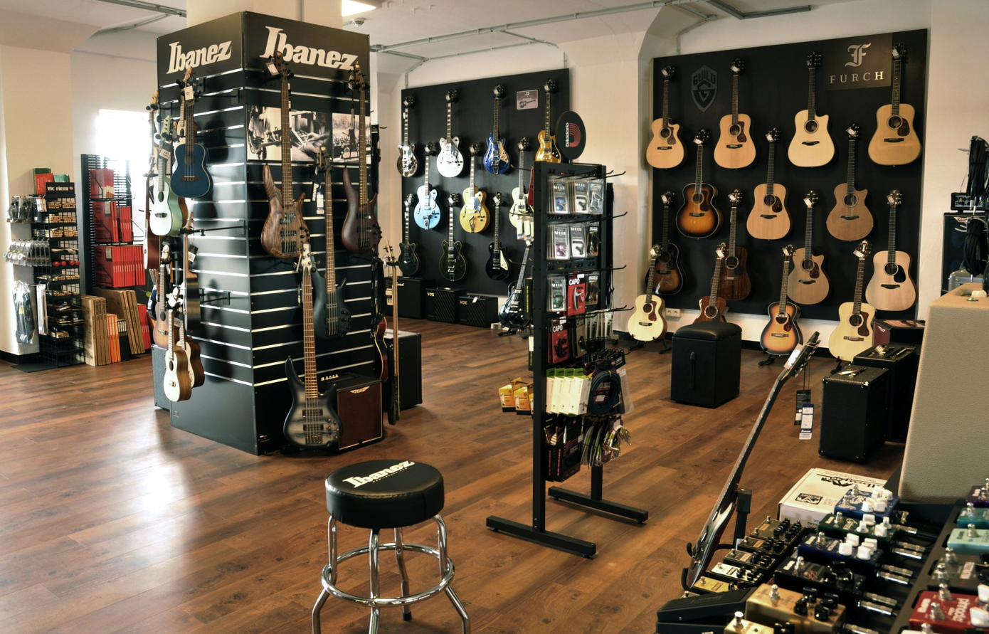 Der Verkaufsraum des Ladens mit Musikinstrumenten und Zubehör