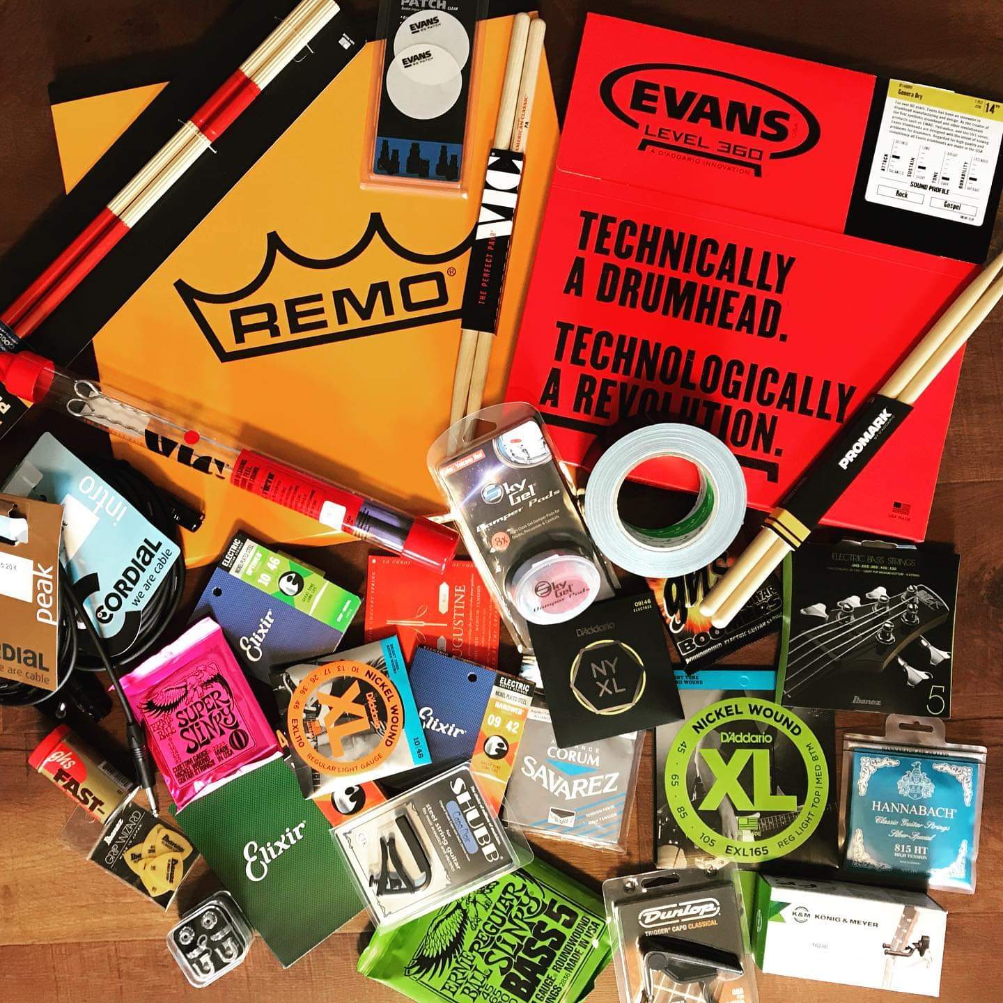 Saiten, Kabel, Felle, Drucksticks & sonstiges Zubehör für jeden Musiker Bedarf Eine große Auswahl an Musiker-Zubehör für Drummer und Gitarristen wie Saiten, Sticks und Felle