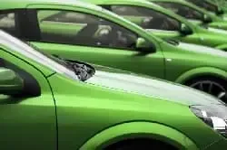 Der Autoversicherungsvergleich wird durch parkende Autos symbolisiert.