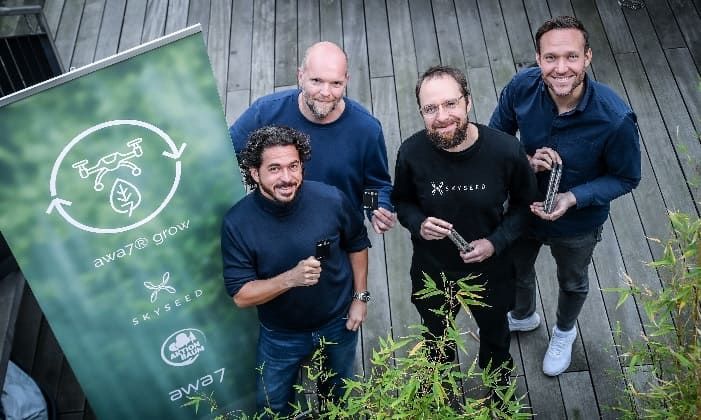 eine junge Frau hält die awa7 Kreditkarte in der Hand