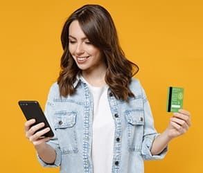 eine junge Frau hält die awa7 Kreditkarte in der Hand