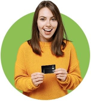 eine junge Studentin hält die awa7 Kreditkarte in der Hand