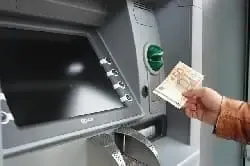 Der Girokontovergleich wird durch einen Geldautomaten dargestellt.