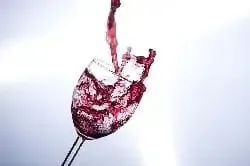 Ein umfallendes Glas mit Wein symbolisiert den Vergleich für die private Haftpflichtversicherung.
