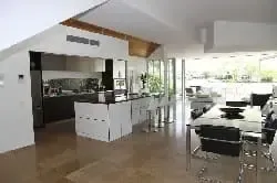 Das Bild einer sauberen und modischen Wohnung, steht für den Hausratsversicherungsvergleich.