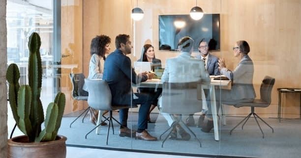 Venture Capital Investoren sitzen bei einem Meeting mit Startup Gründern.