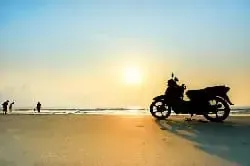 Ein Motorrad im Abendlicht symbolisiert den Motorradversicherungsvergleich.