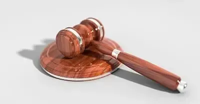 Das Bild eines Richterhammers aus poliertem Holz steht für den kostenlosen Vergleich der Rechtsschutzversicherung.