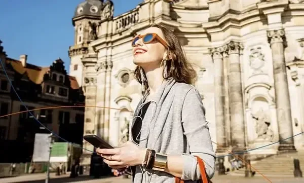 Eine Frau nutzt auf ihrem Smartphone das Girokonto der Sparda-Bank Berlin eG.