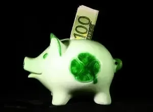 Ein grünes Sparschwein vor schwarzem Hintergrund leitet weiter zur Fingreen.de Rubrik: Vergleichen und sparen