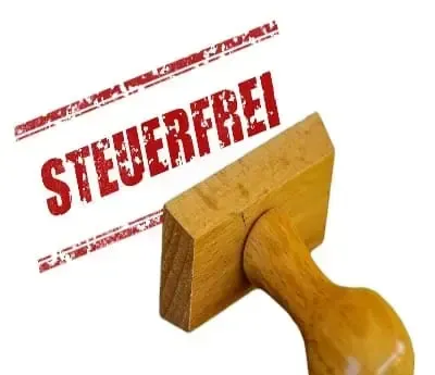 Ein Stempel mit dem Schriftzug steuerfrei symbolisiert die Mehrwertsteuerbefreiung von Solaranlagen.