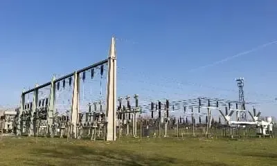 Ein Stromkraftwerk symbolisiert die Einspeisevergütung für Solaranlagen.