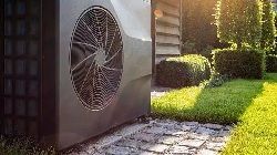 Preise von Wärmepumpen vergleichen und sparen dargestellt durch eine Wärmepumpe vor einem Haus