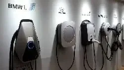 Wallboxen an einer Hauswand symbolisieren den Wallboxpreisvergleich.