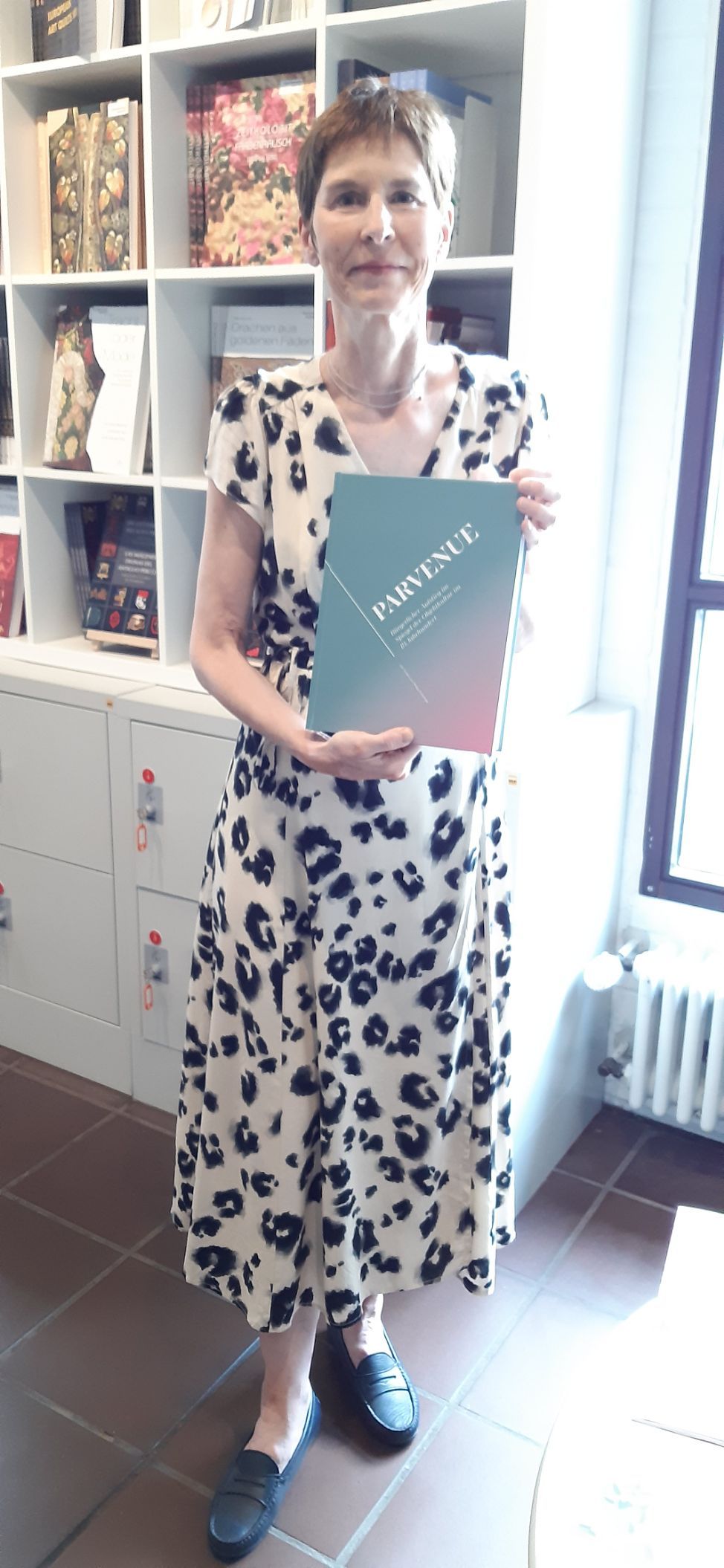 Dr. Isa Fleischmann-Heck, stellvertretende Direktorin des Deutschen Textilmuseums Krefeld präsentiert die Publikation.