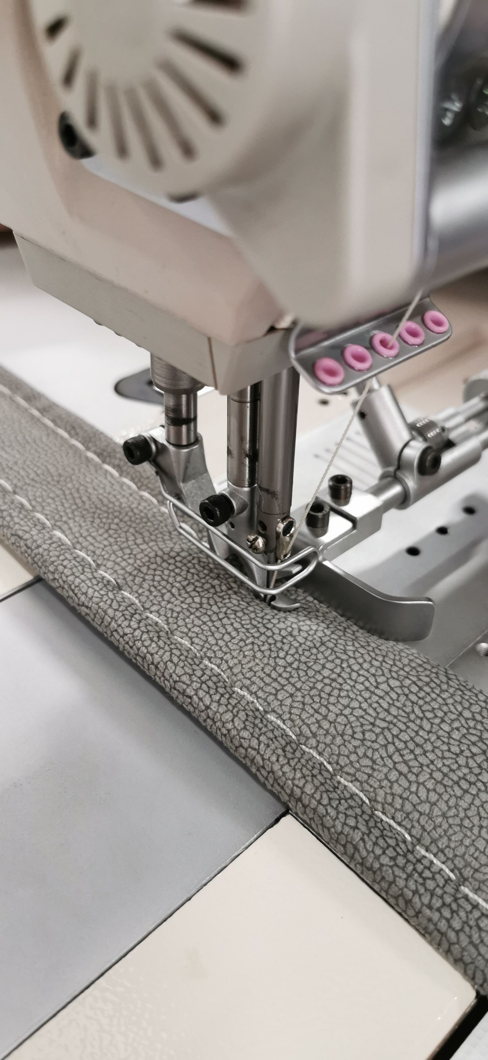 Maquinas de coser con automatismos, Industria 4.0, soluciones para textiles, Moda, camisería, Telas, tejidos, punto, lycras, tejidos técnicos, polipiel, Tapicería, aeronautita, automoción, calzado, toldos, carpas, sillas, sofás, canapés, colchones, Chillout, hoteles, toallas, Hogar