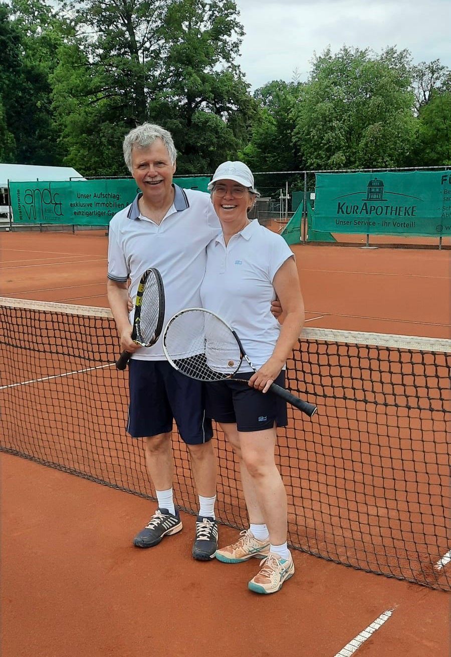 Zwei Tennisspieler in weißer Tenniskleidung