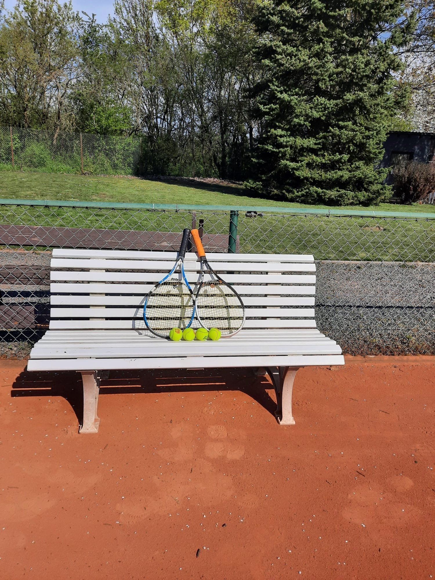 Sitzbank am Tennisplatzrand