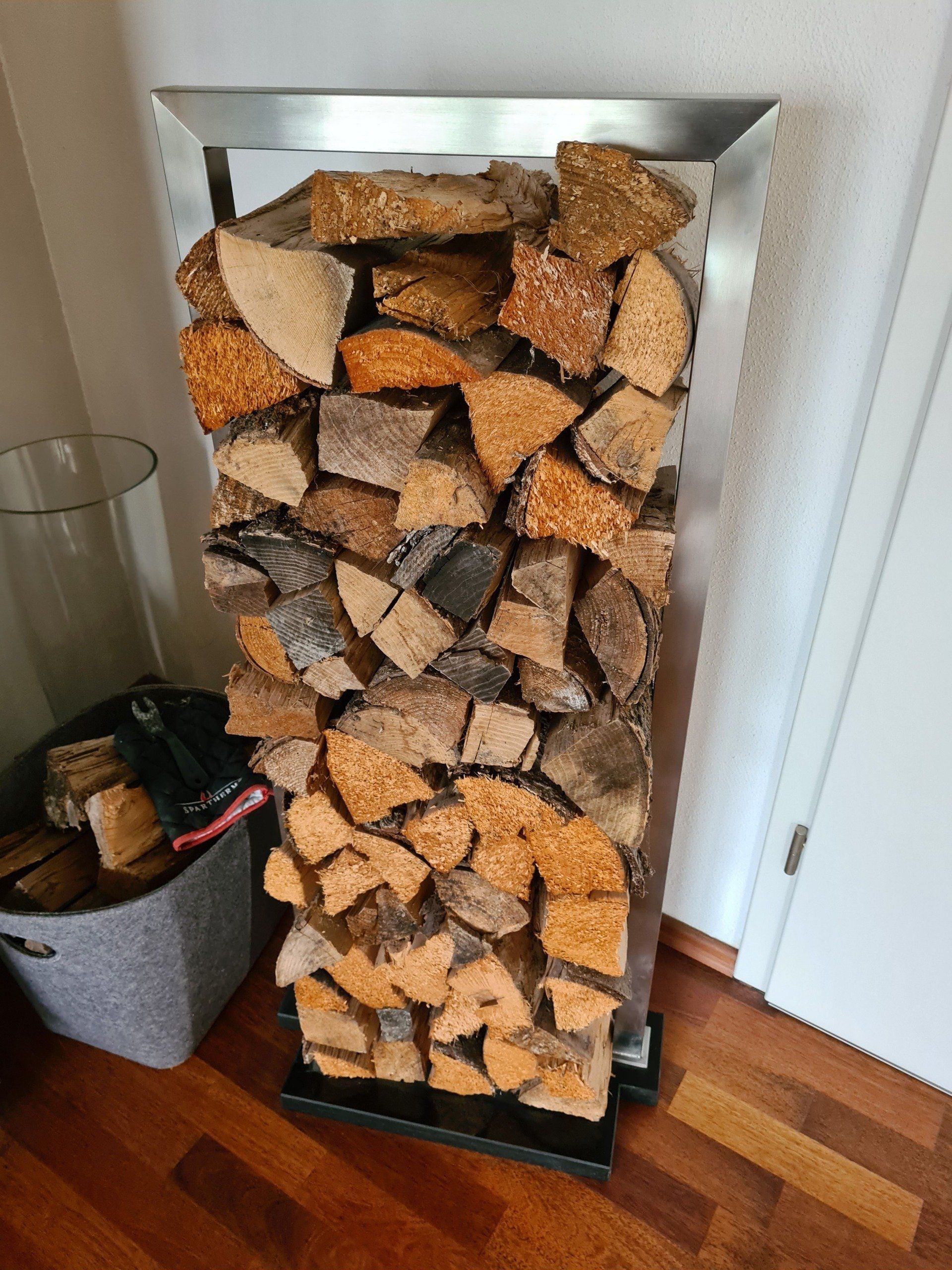 Kaminholzständer aus Granit und Edelstahl