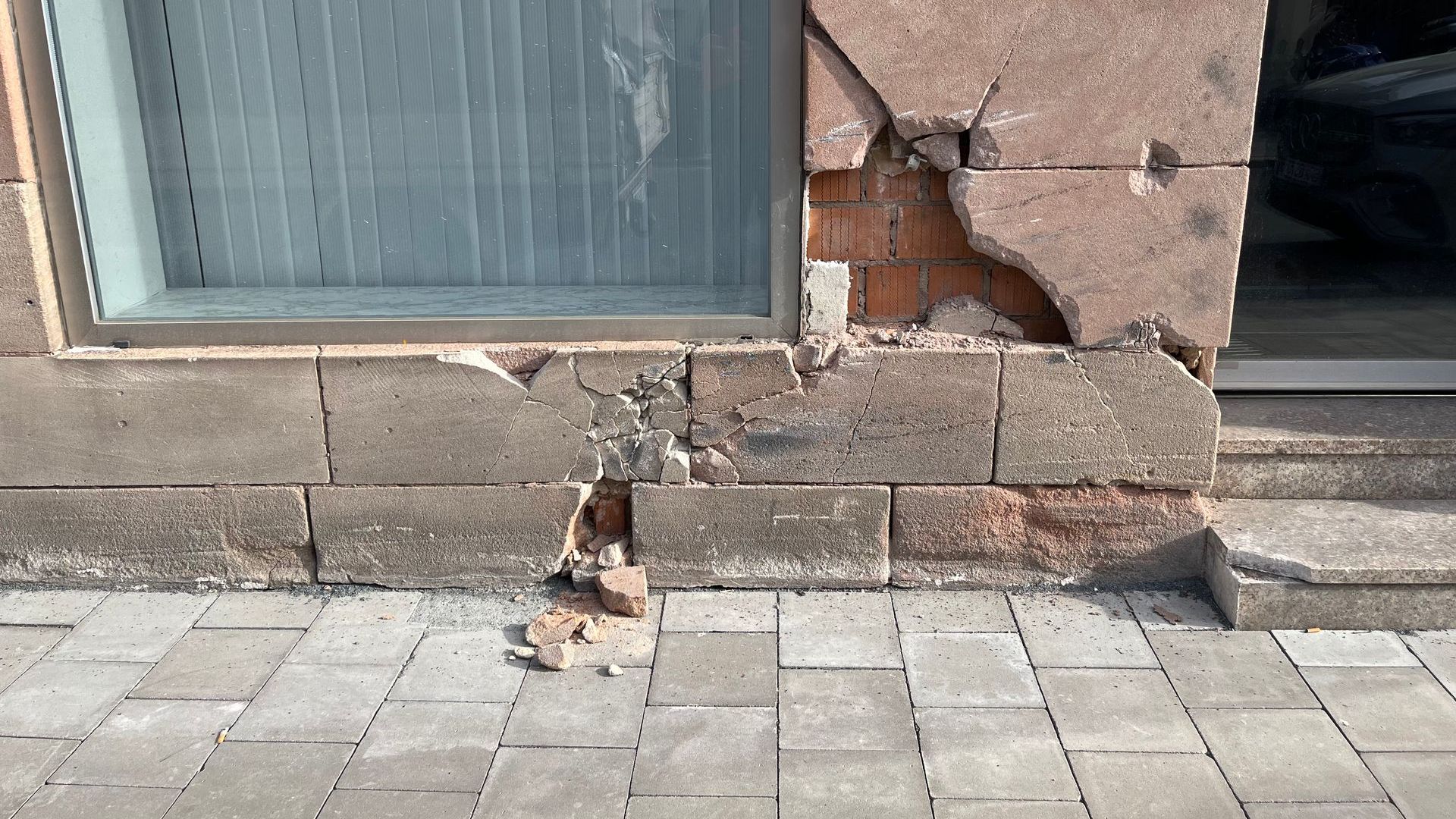 Sandsteinfassade und Sandsteinsockel - Restaurierung in Erlangen