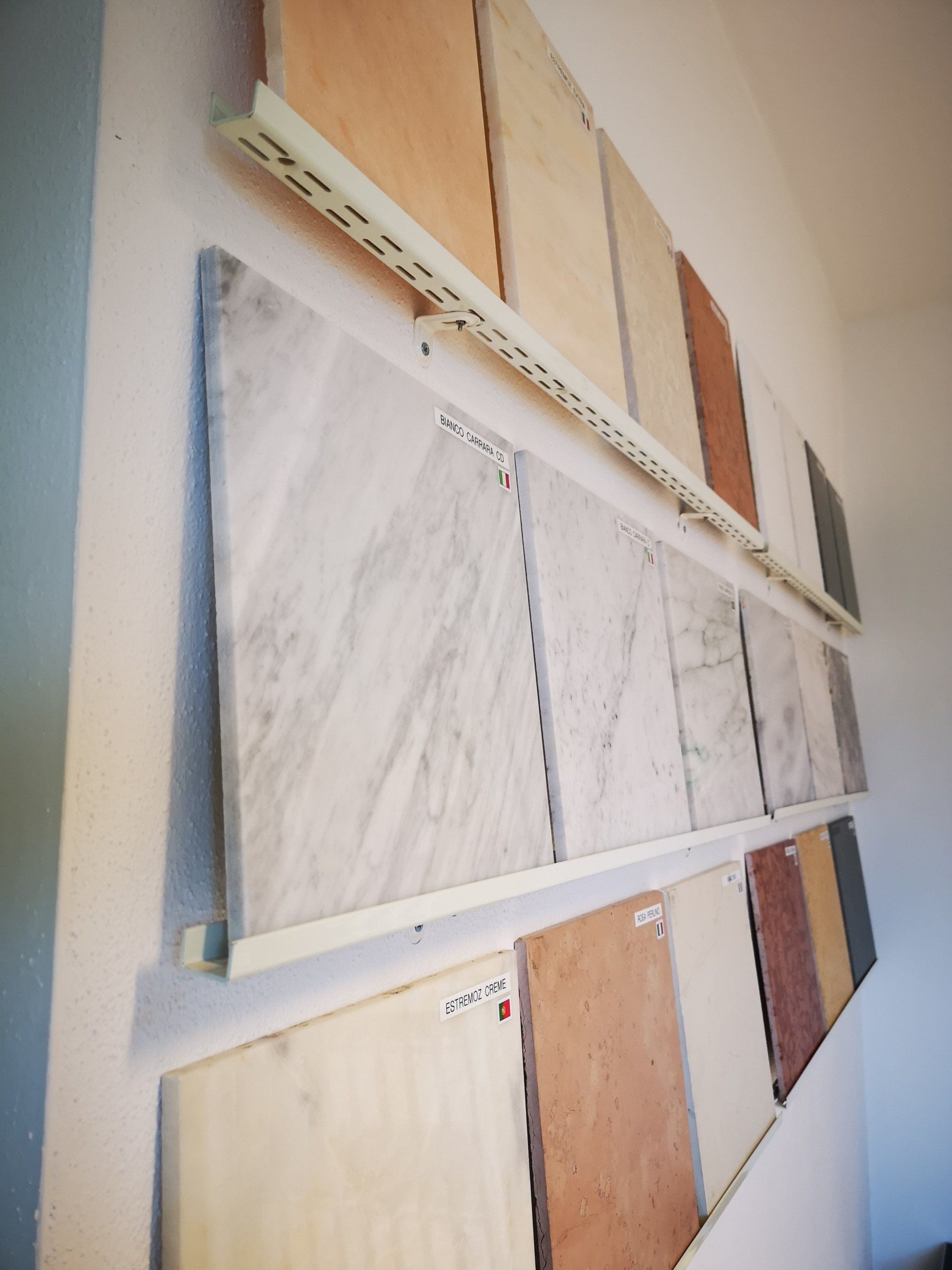 Granit, Marmor, Kunststein, Sandstein, Onyx, Betonwerkstein, Agglo-Marmor, Quarzkomposit, Natursteine, Kunssteine, Billiger Granit, Günstiger Stein