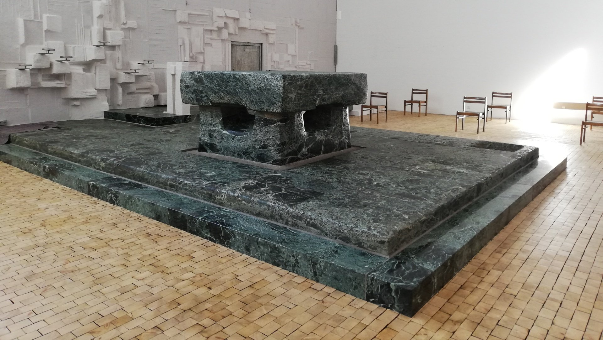 Massive Blockstufen aus Verde-Alpi Marmor für die St. Thomas Kirche in Boxdorf bei Nürnberg