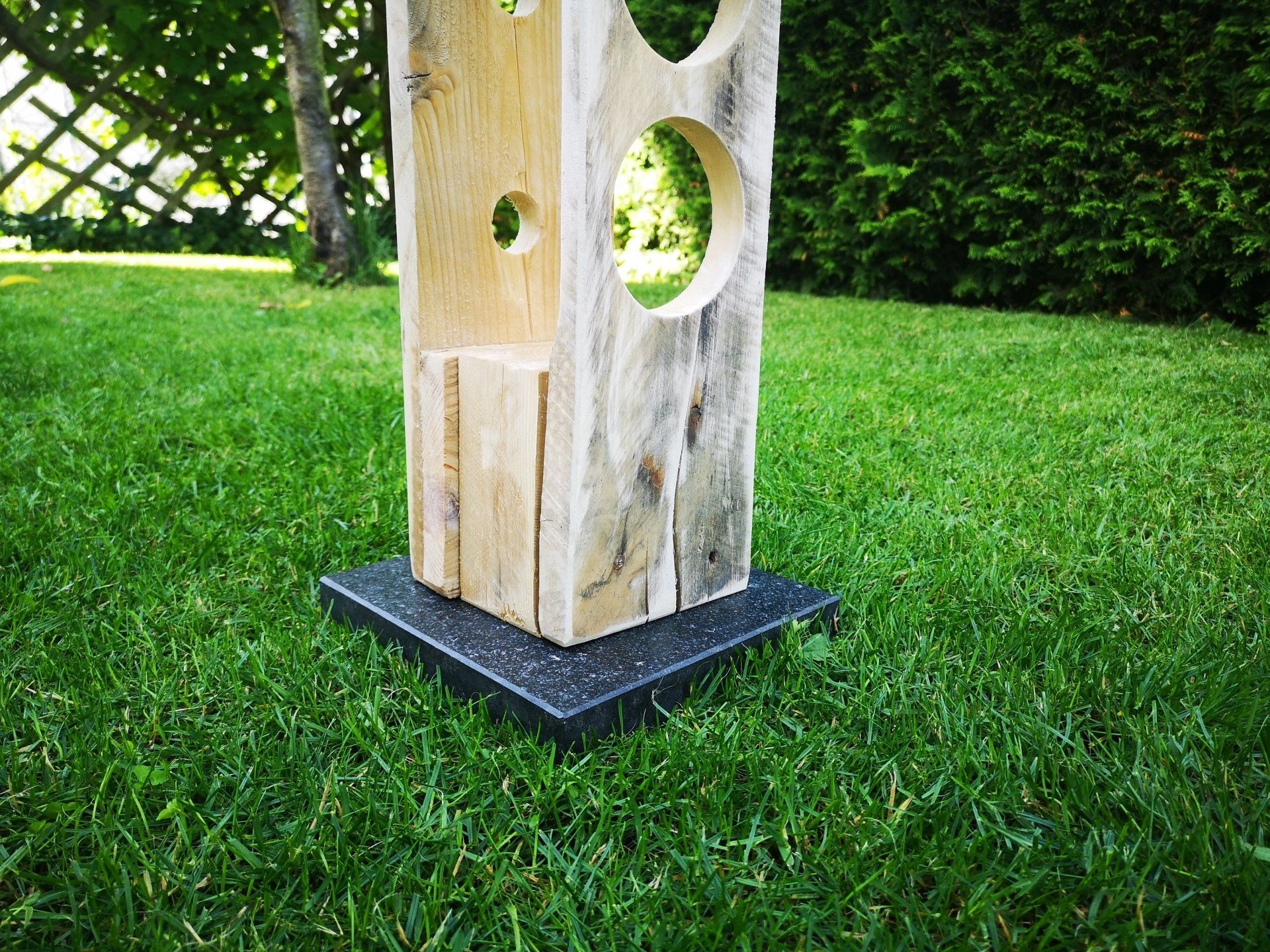 Weinregal aus Holzpalette und Granit