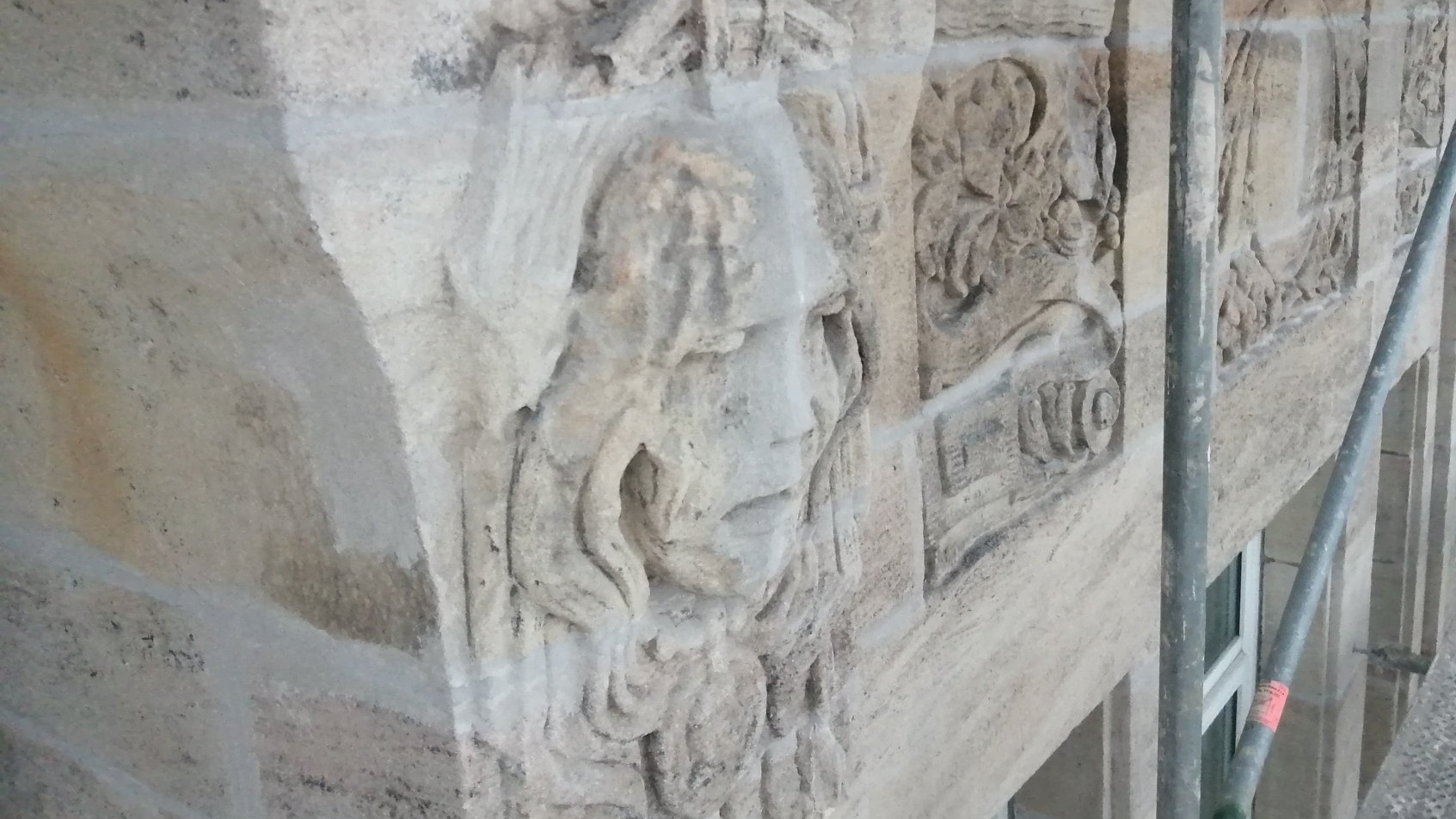 Restaurierungs-, Reinigungs- und Instandhaltungsarbeiten an Sandsteinfassade in Nürnberg