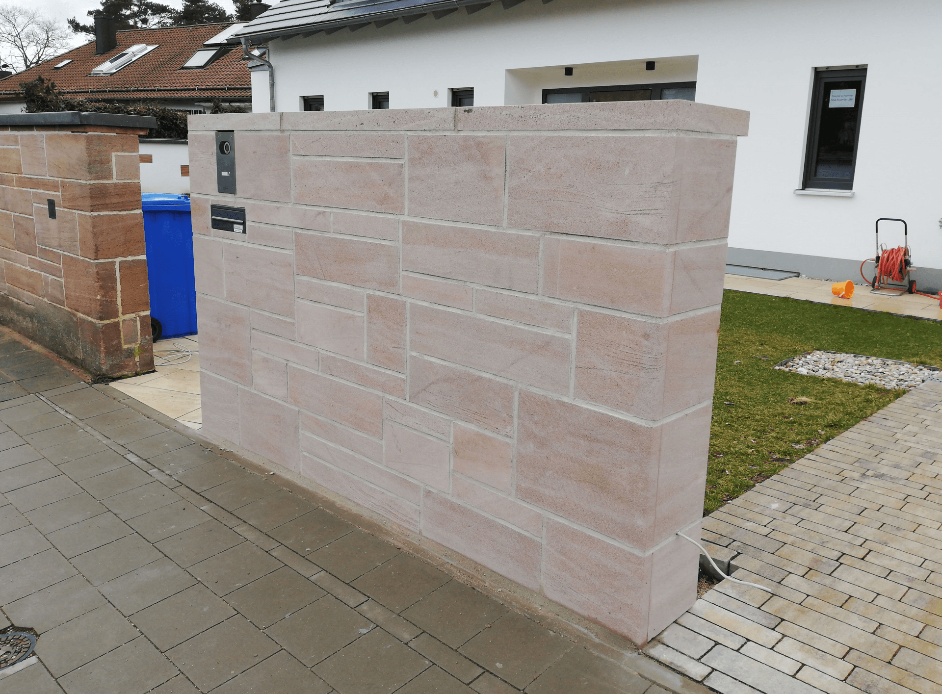 Sandsteinmauer aus Worzeldorfer Quarzit - Nachher