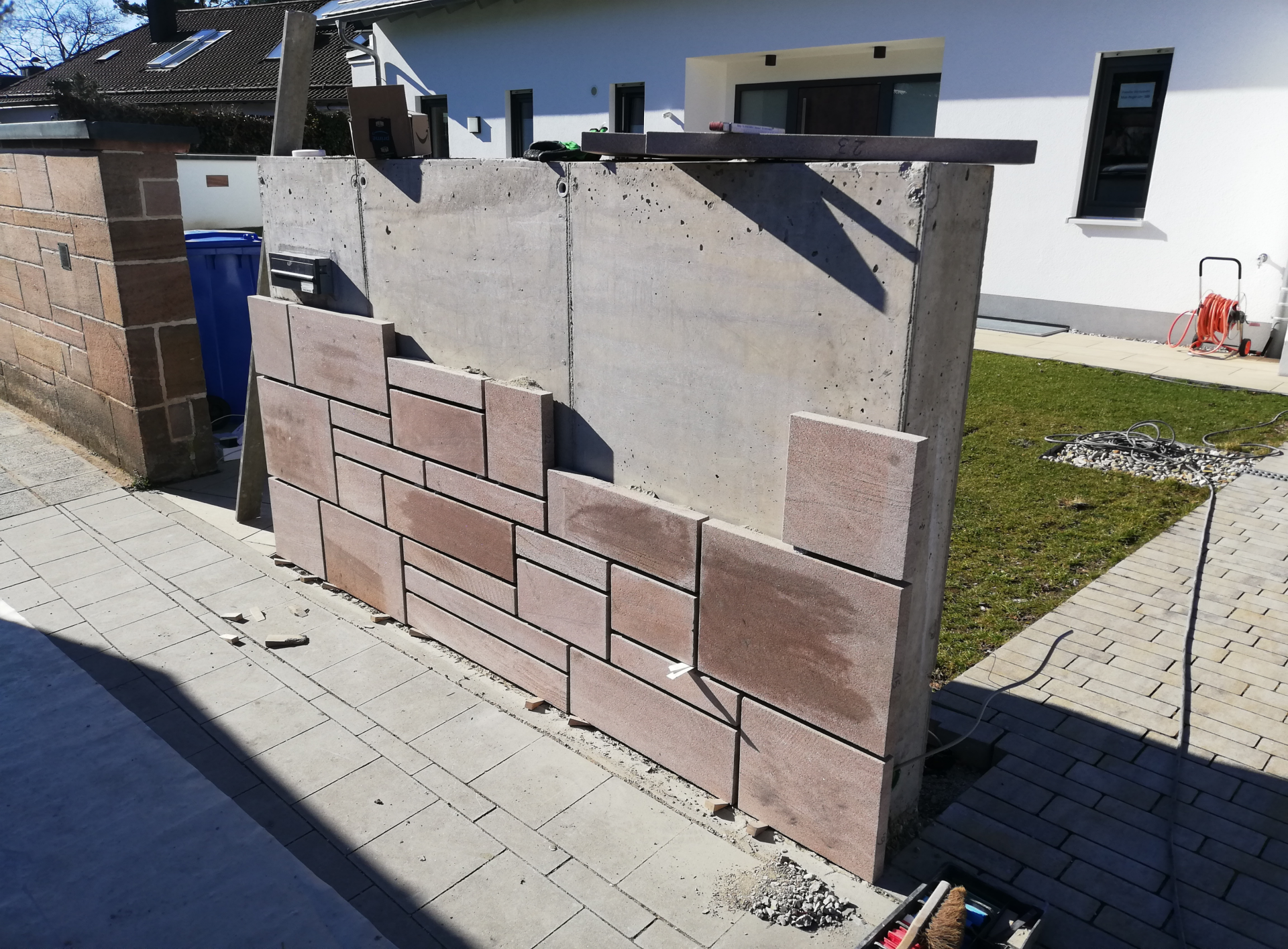 Sandsteinmauer aus Worzeldorfer Quarzit - Vorher