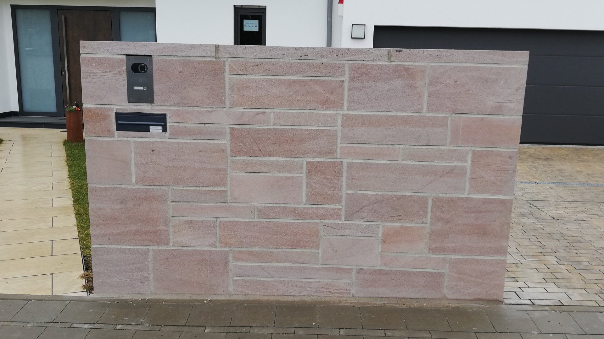 Sandsteinpfeiler aus Worzeldorfer Quarzit